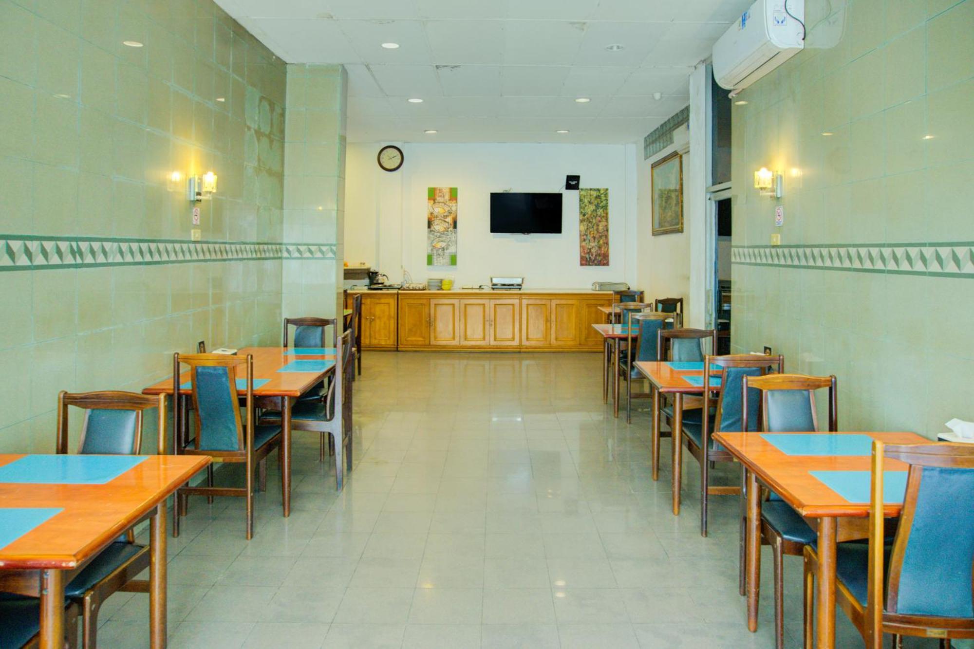 Townhouse Oak Palembang Near Jembatan Ampera Formerly Azzura Hotel Exterior foto