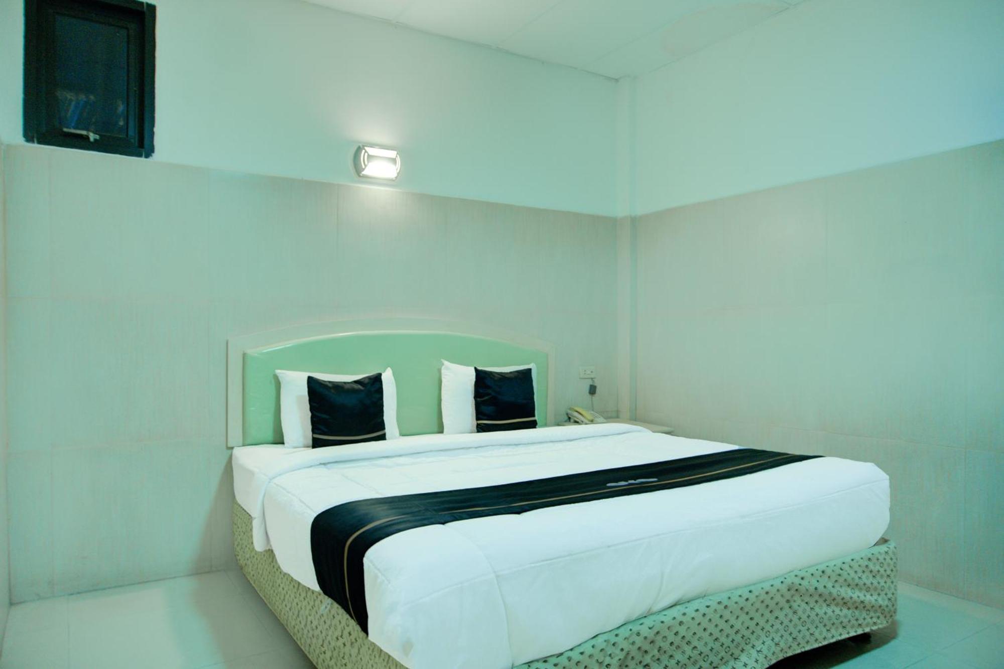 Townhouse Oak Palembang Near Jembatan Ampera Formerly Azzura Hotel Exterior foto